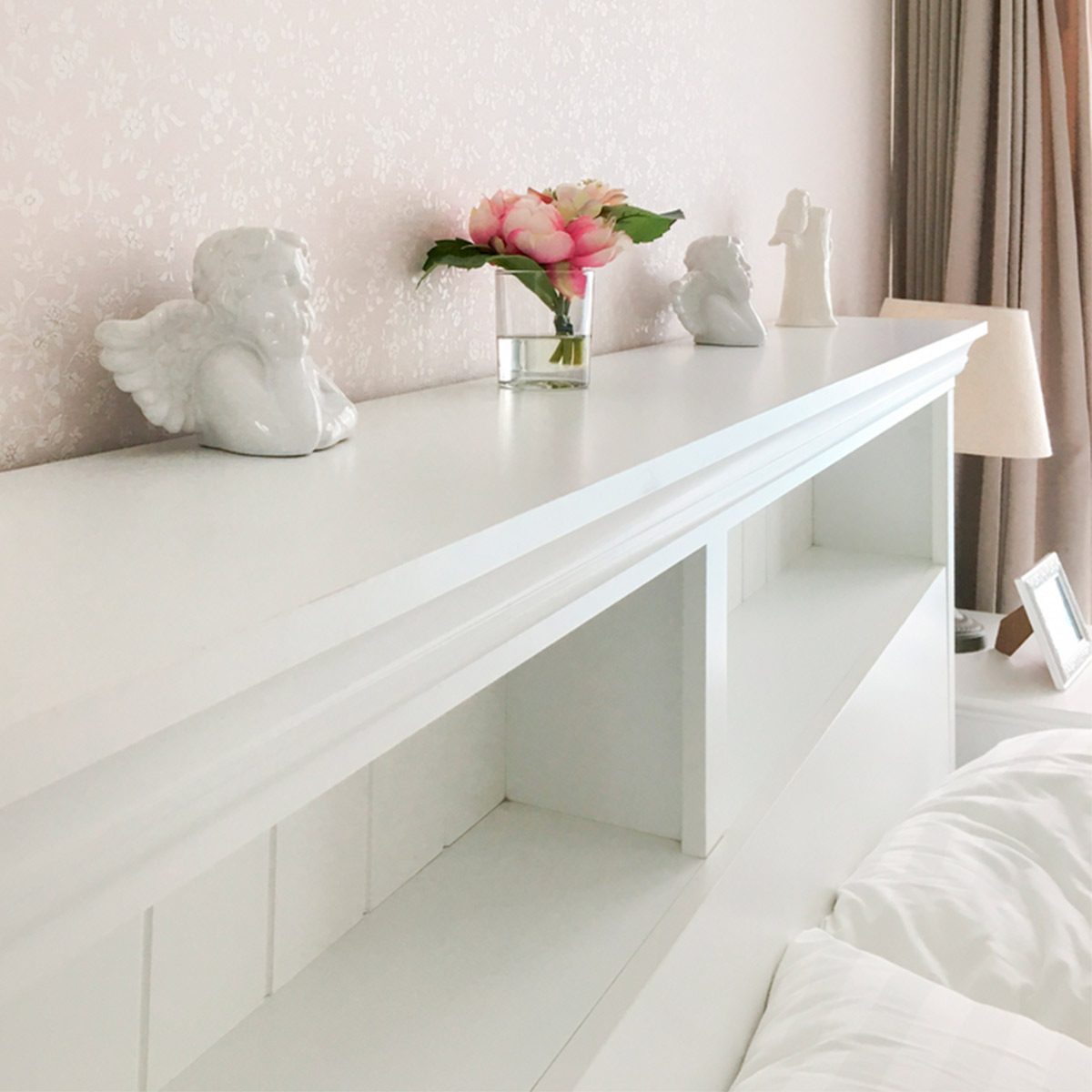 DIY headboard: Simple Storage