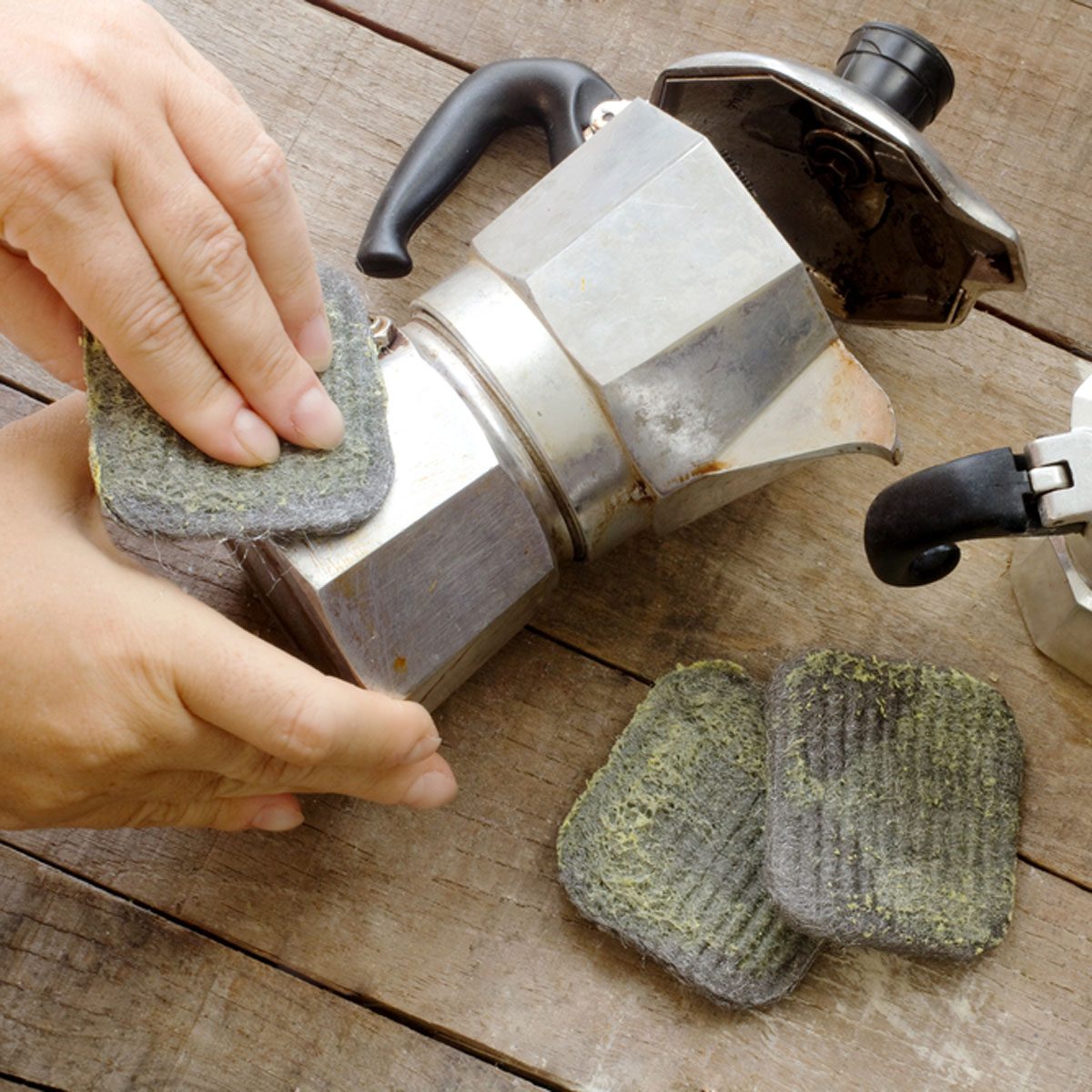 Clean pans and metal cookware