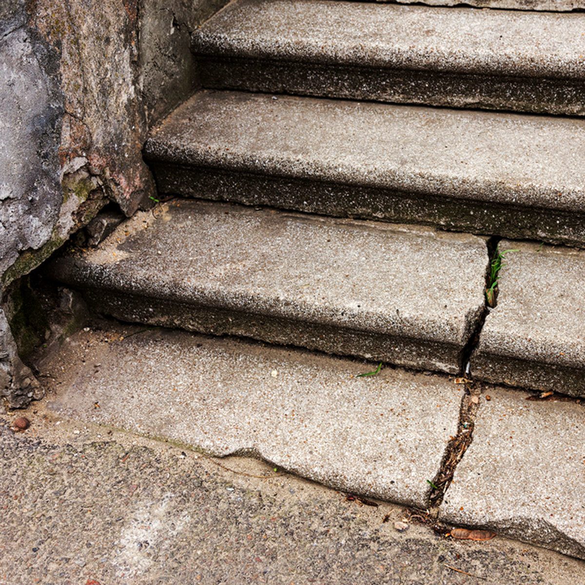 dfh17-sep020_11 crack cracked concrete steps stairs