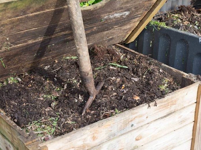 dfh17sep038_614626340_10-1200x1200 composting bin