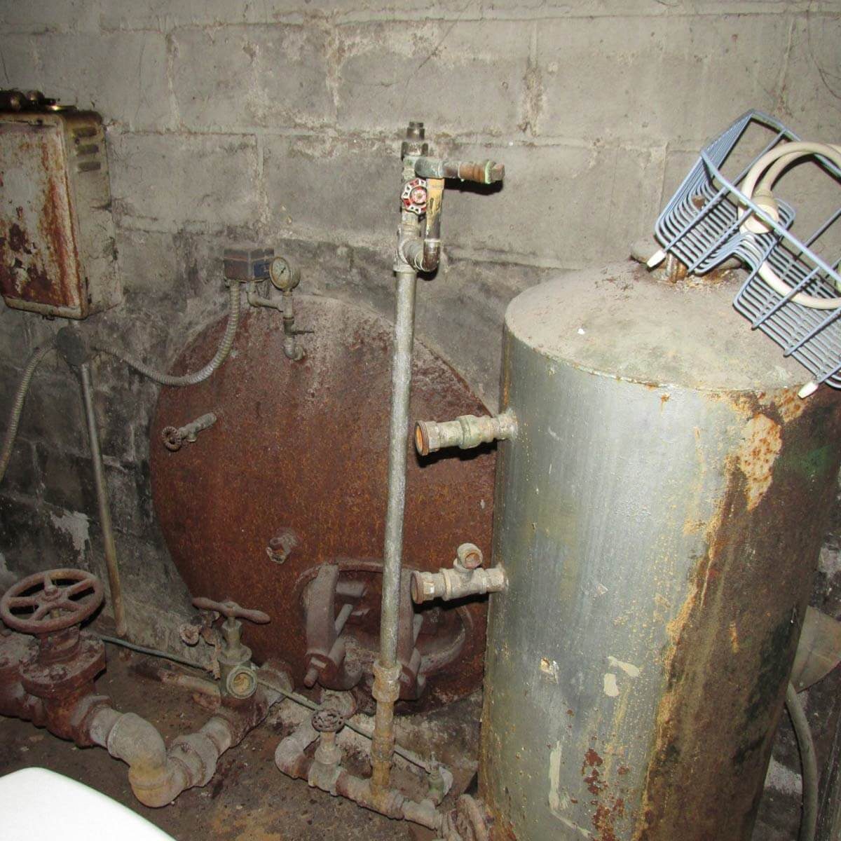 Huge-well-water-tank-in-wall