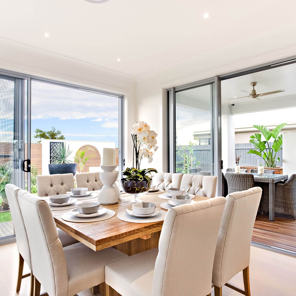 shutterstock_463662353 dining room