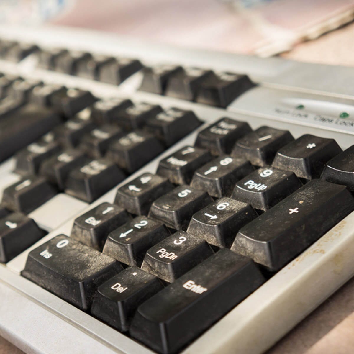 shutterstock_549278140 dirty dusty keyboard