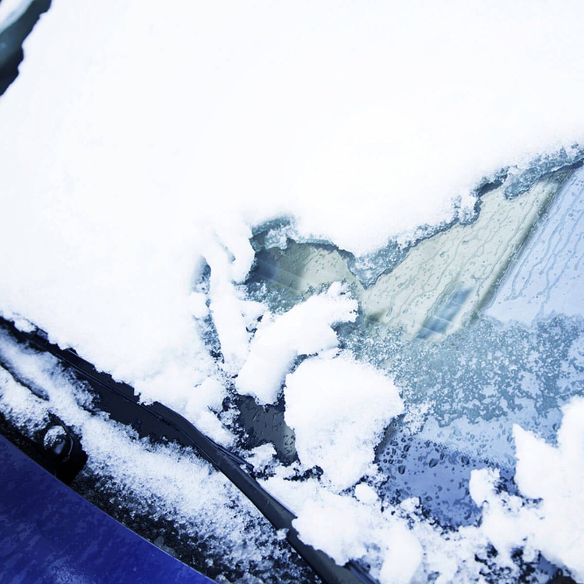 wipers_573889303_05 snowy car wipers winter driving tips