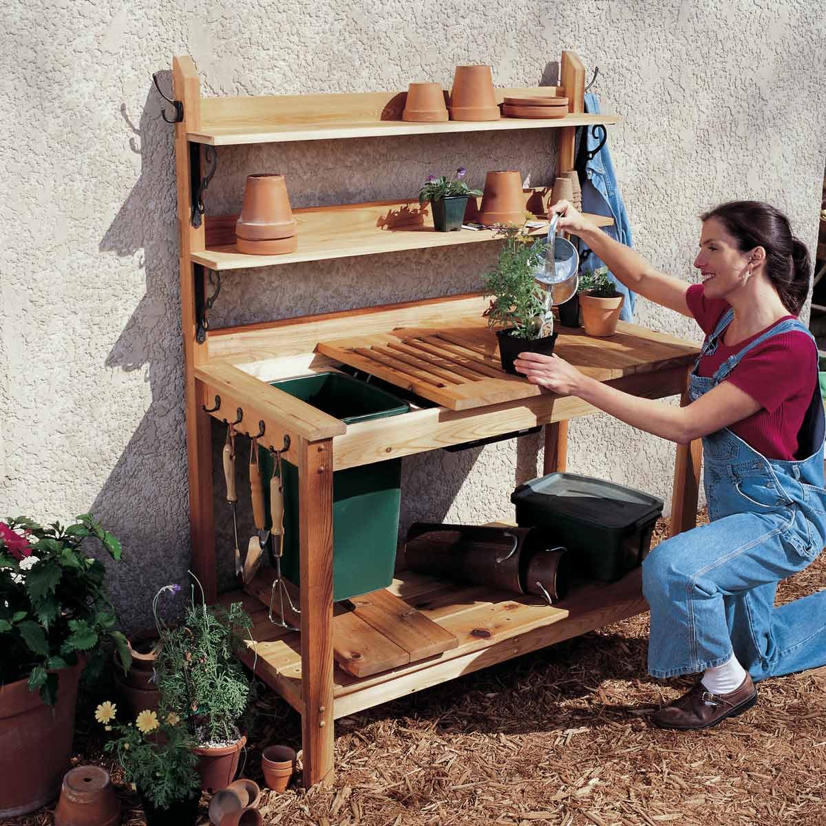 FH00JAU_02054lead wood Potting Bench