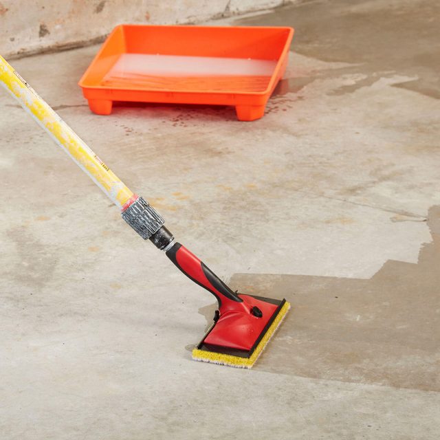 FH17ONO_582_06_056 paint pad to clean garage floor