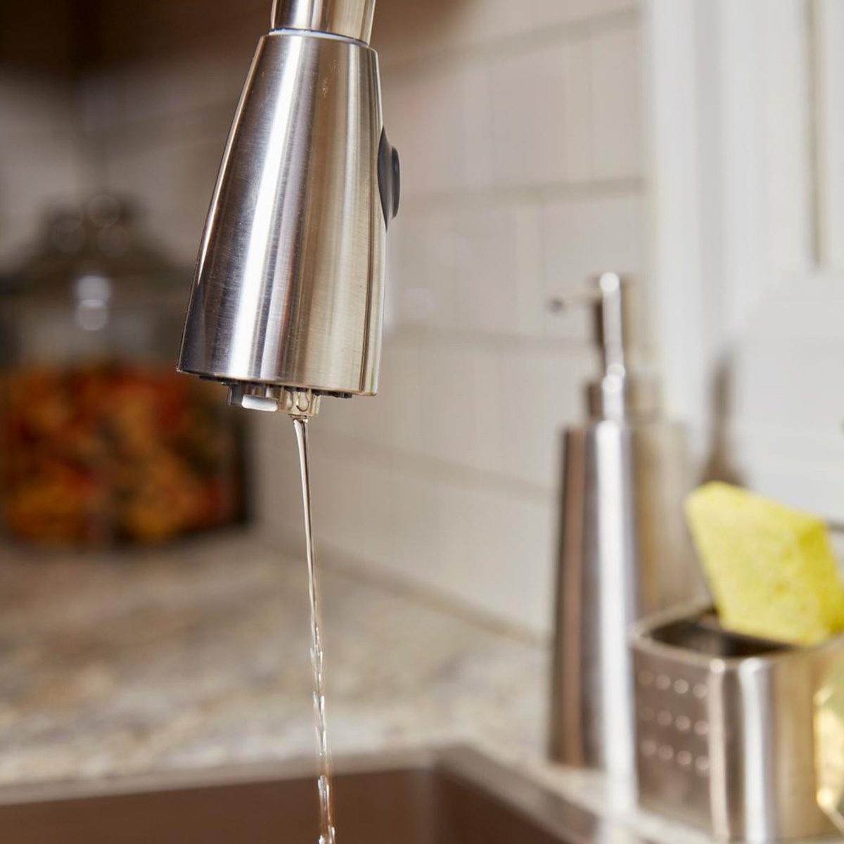 FH18DJF_583_07_014 running faucet