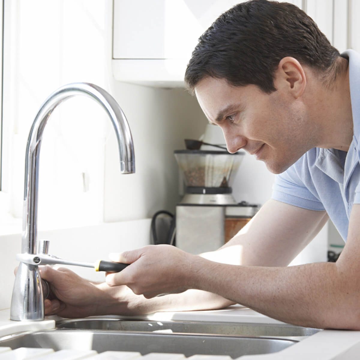 shutterstock_227581678 fix a leaky faucet kitchen sink