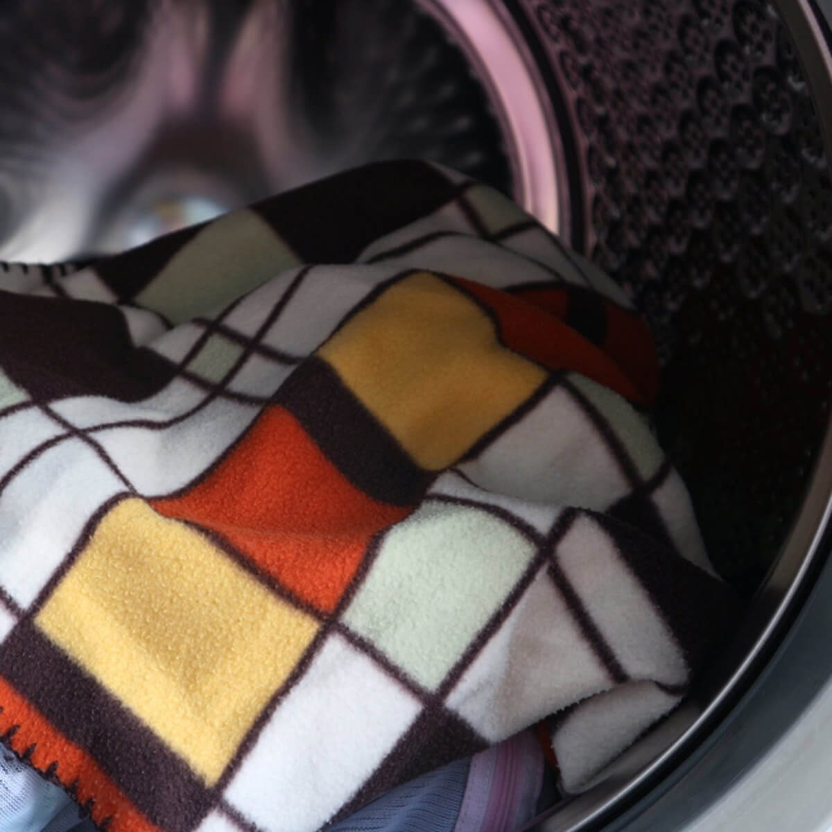 shutterstock_599344145 wash blankets laundry