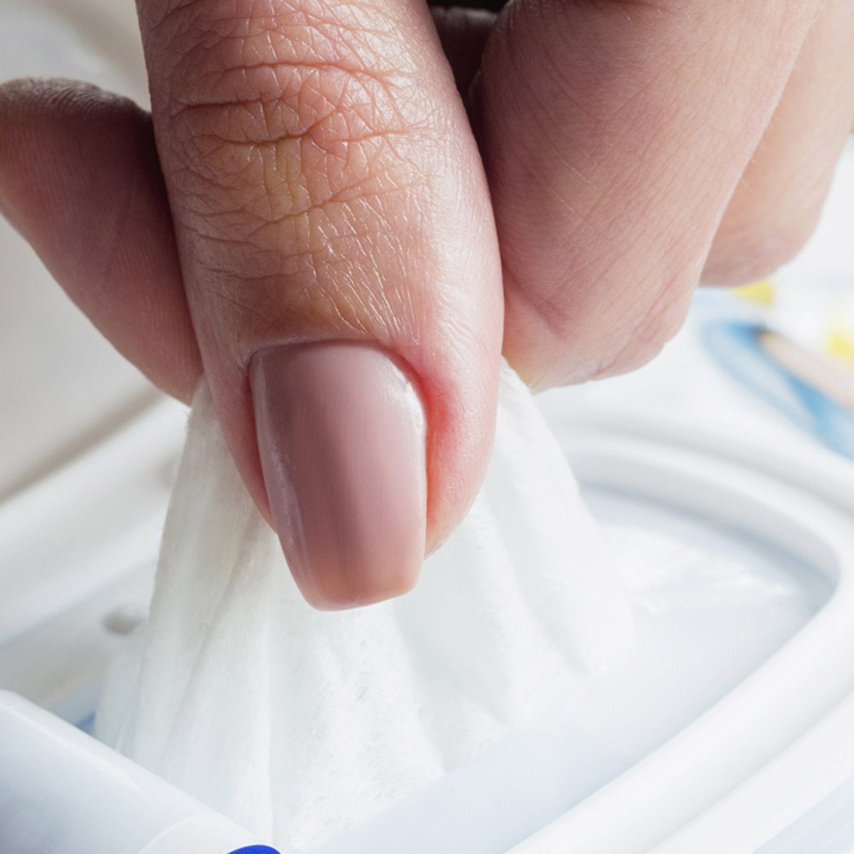 shutterstock_623932547 baby wipes to clean car