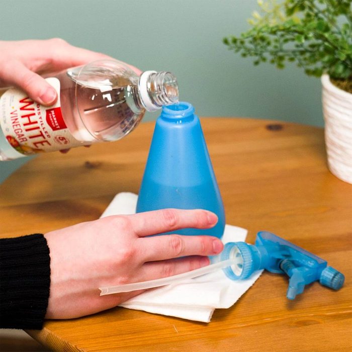white vinegar and water cleaning solution