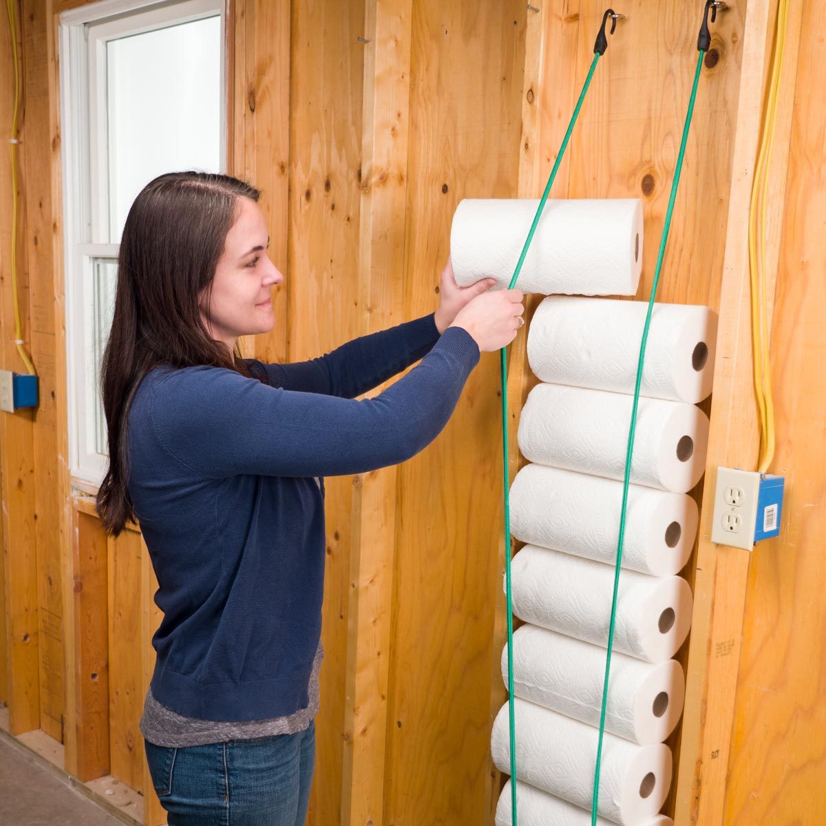 bungee cord paper towel storage handy hint