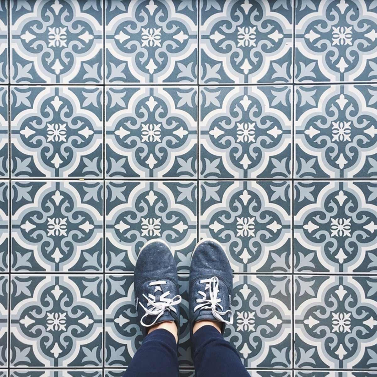 shutterstock_539172559 tile floor pattern blue