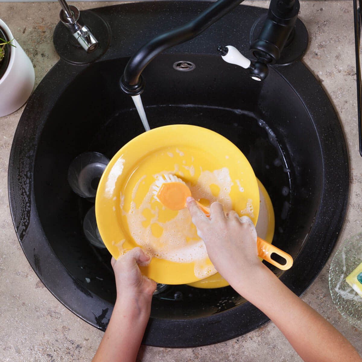 shutterstock_603074186 washing dishes