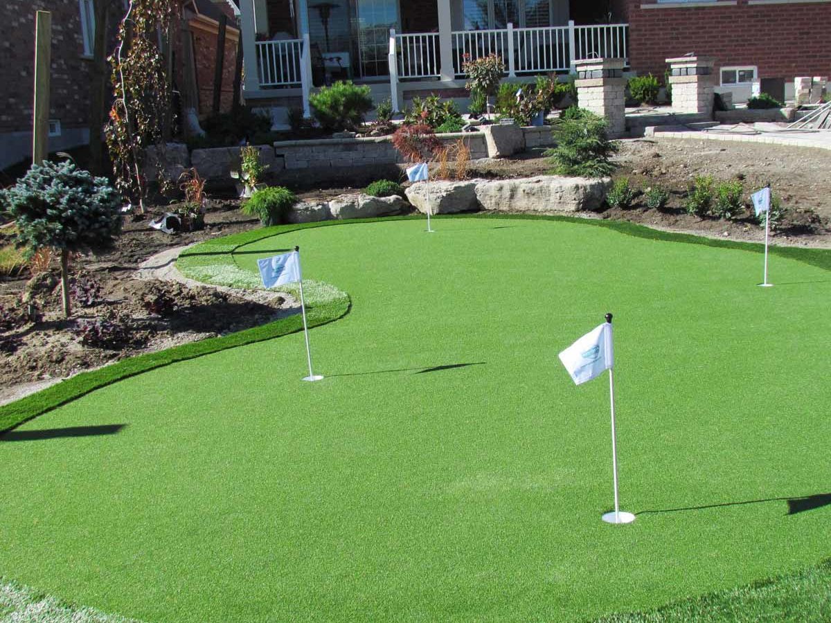 backyard-putting-green