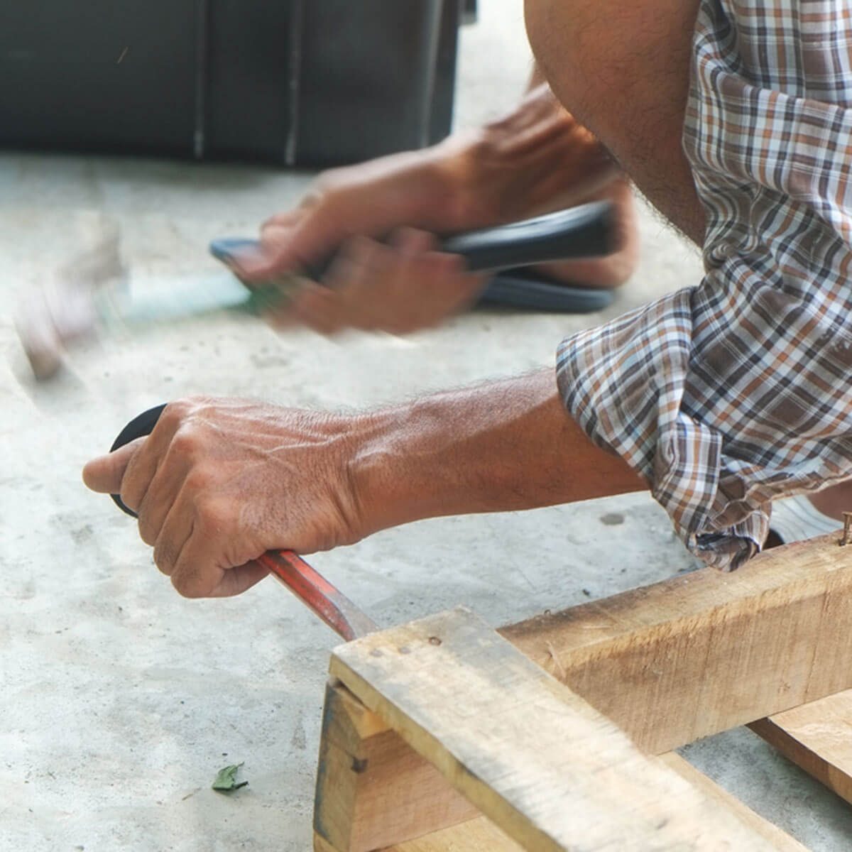 taking apart a pallet