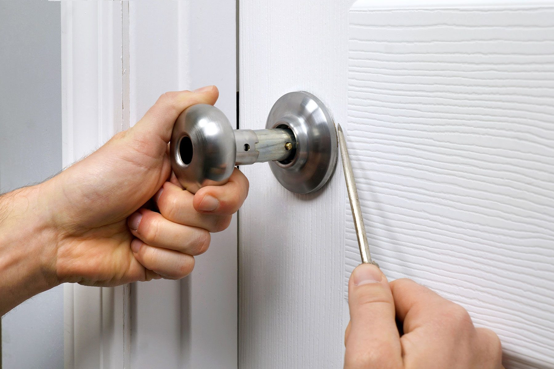 Releasing the button of the door knob