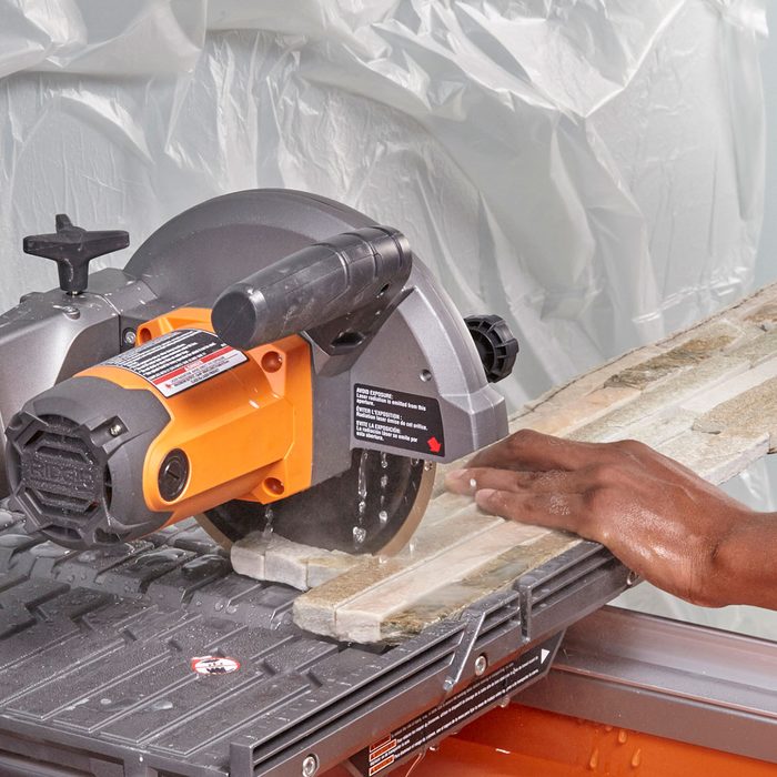 Cut off the ends of stone pieces