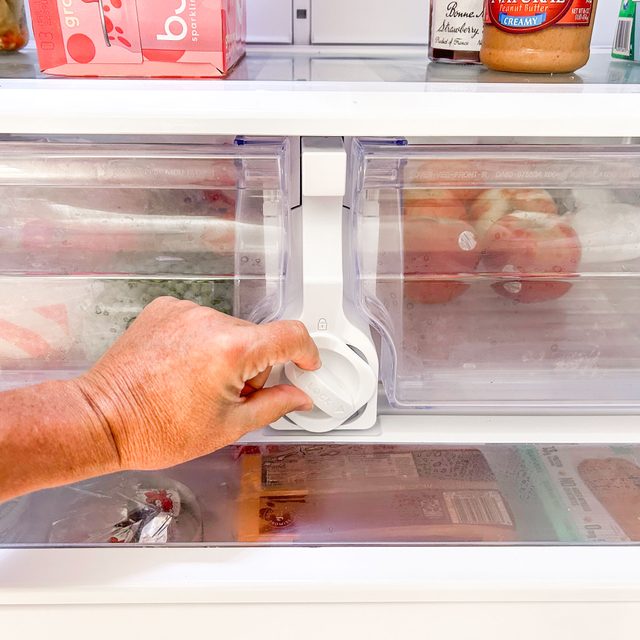 Fridge Filter Turn Filter To Remove Or Insert