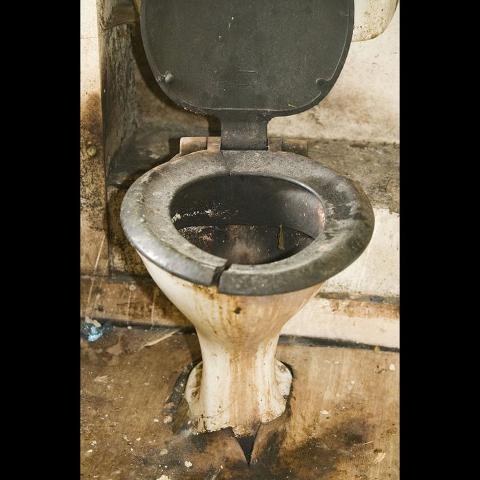 A-disgustingly-dirty-bathroom-in-an-abandoned-council-house-in-Carlisle-Cumbria-UK