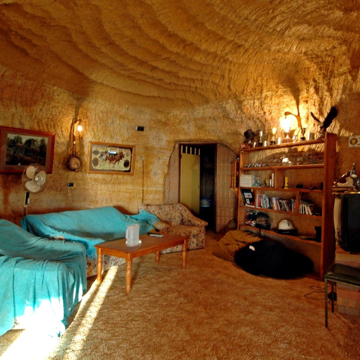 Underground-home-in-mining-town-of-Coober-Pedy-Australia