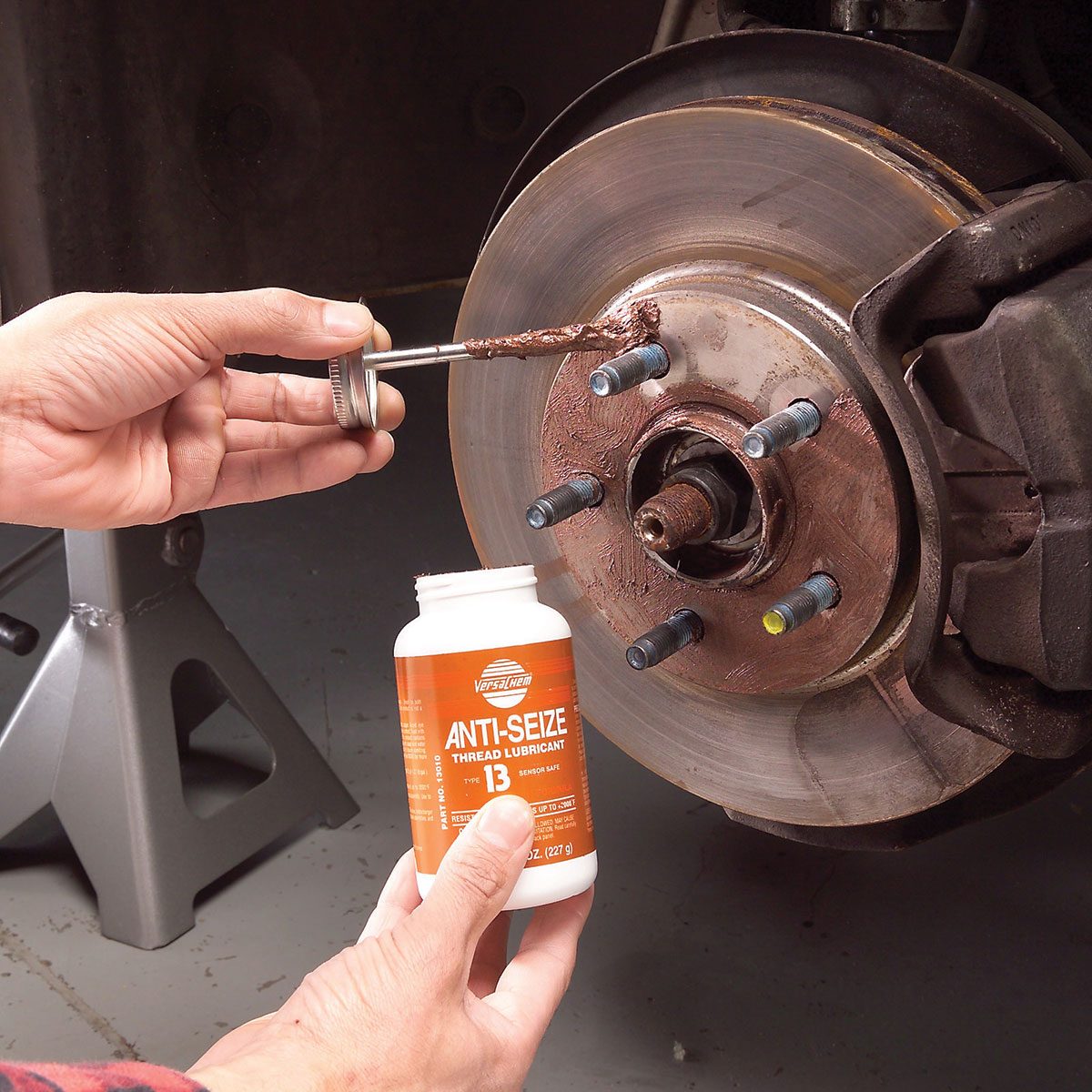 Applying lubricant on tire mounting surface