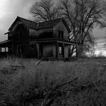 01-Signs-You-Have-A-Haunted-House,-According-to-Paranormal-Experts-6403990-Sascha-Burkard