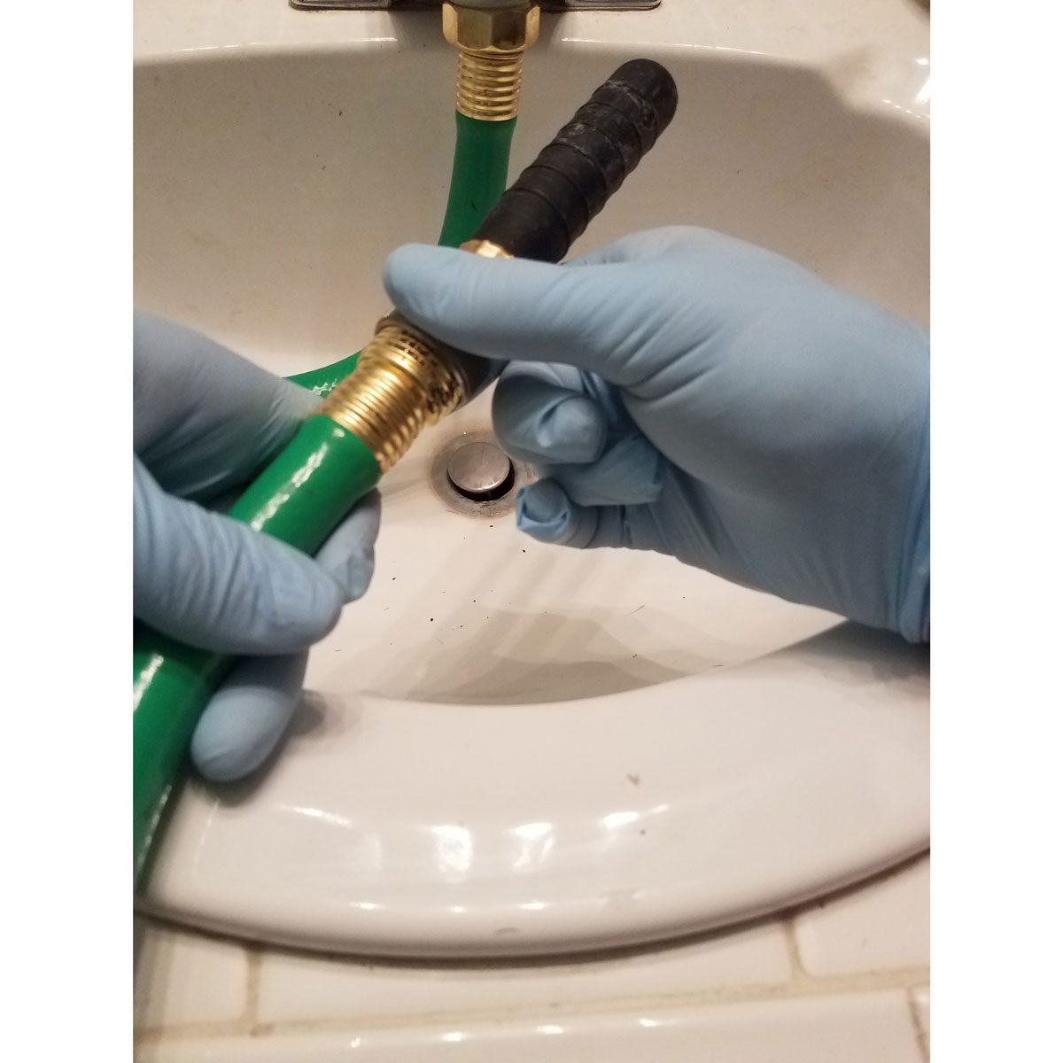 Connect the drain bladder to the garden hose