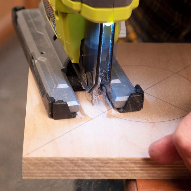 Cuttingoutholewithjigsaw