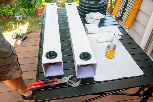 two bulk head fittings at the ends of two rails