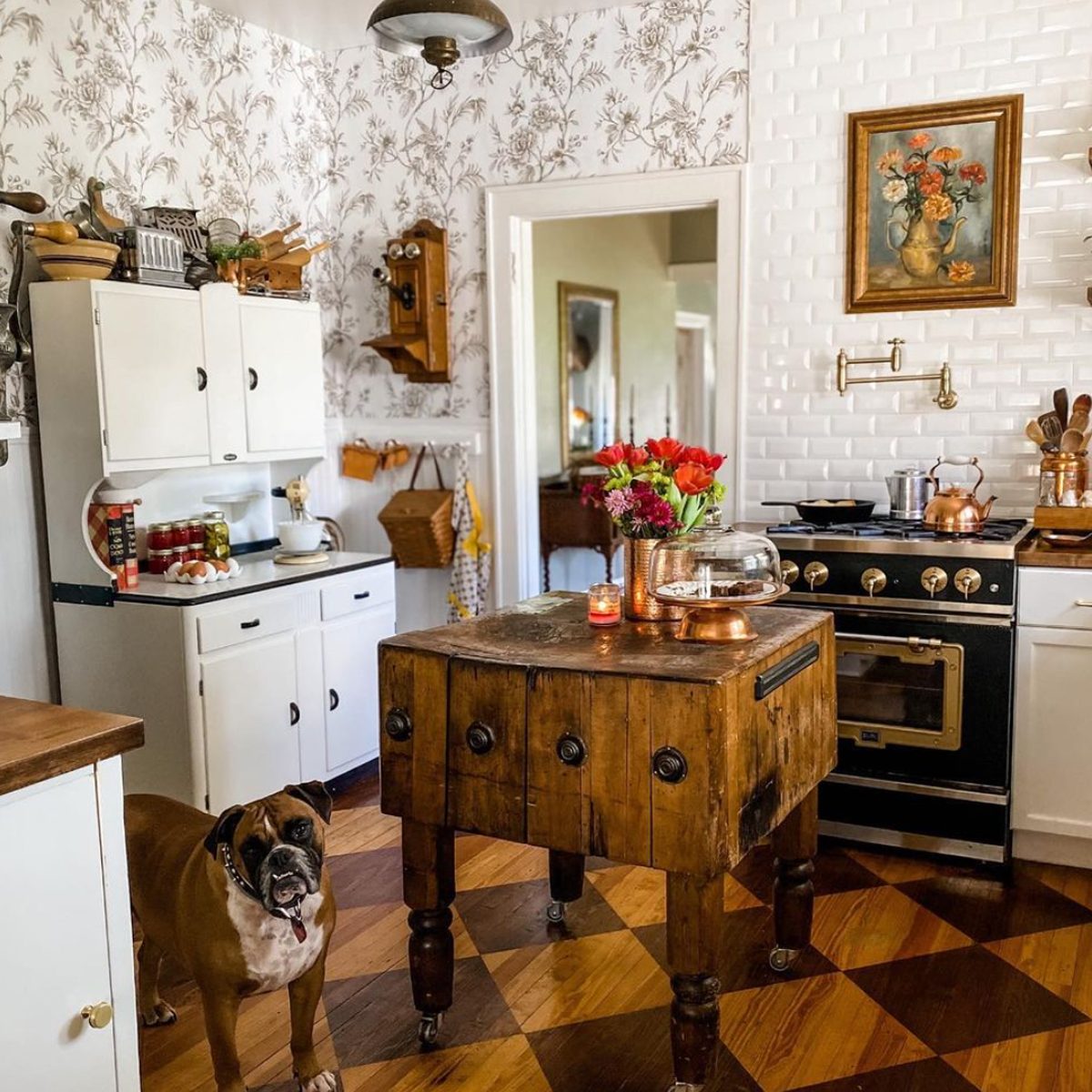 Neutral Kitchen Wallpaper Idea Courtesy @grantcottage 1924 Via Instagram