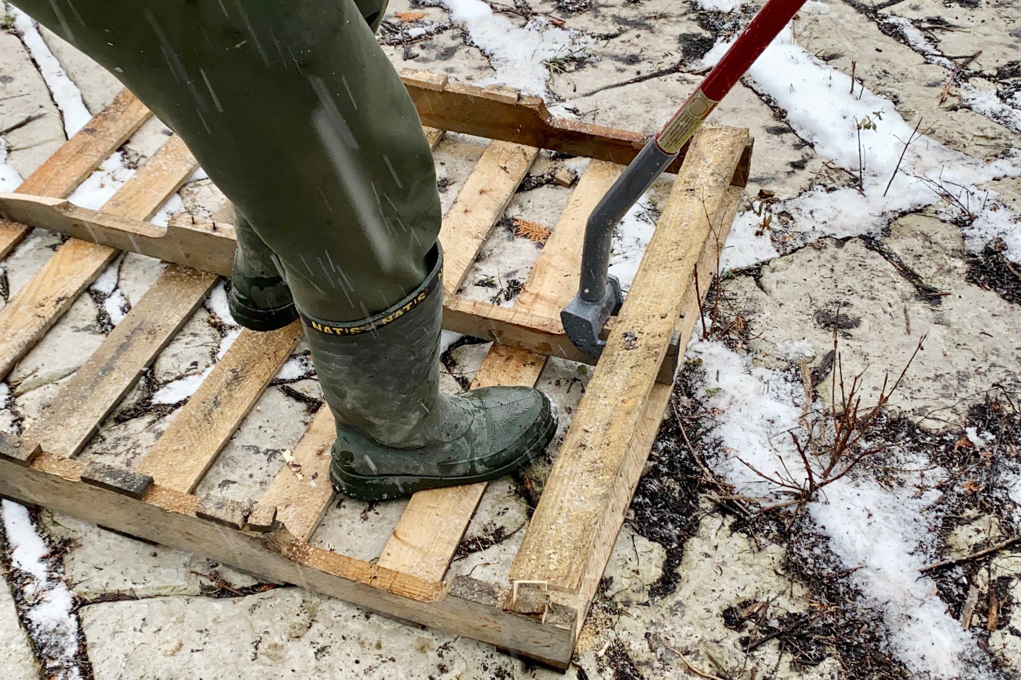 prying apart pallet boards