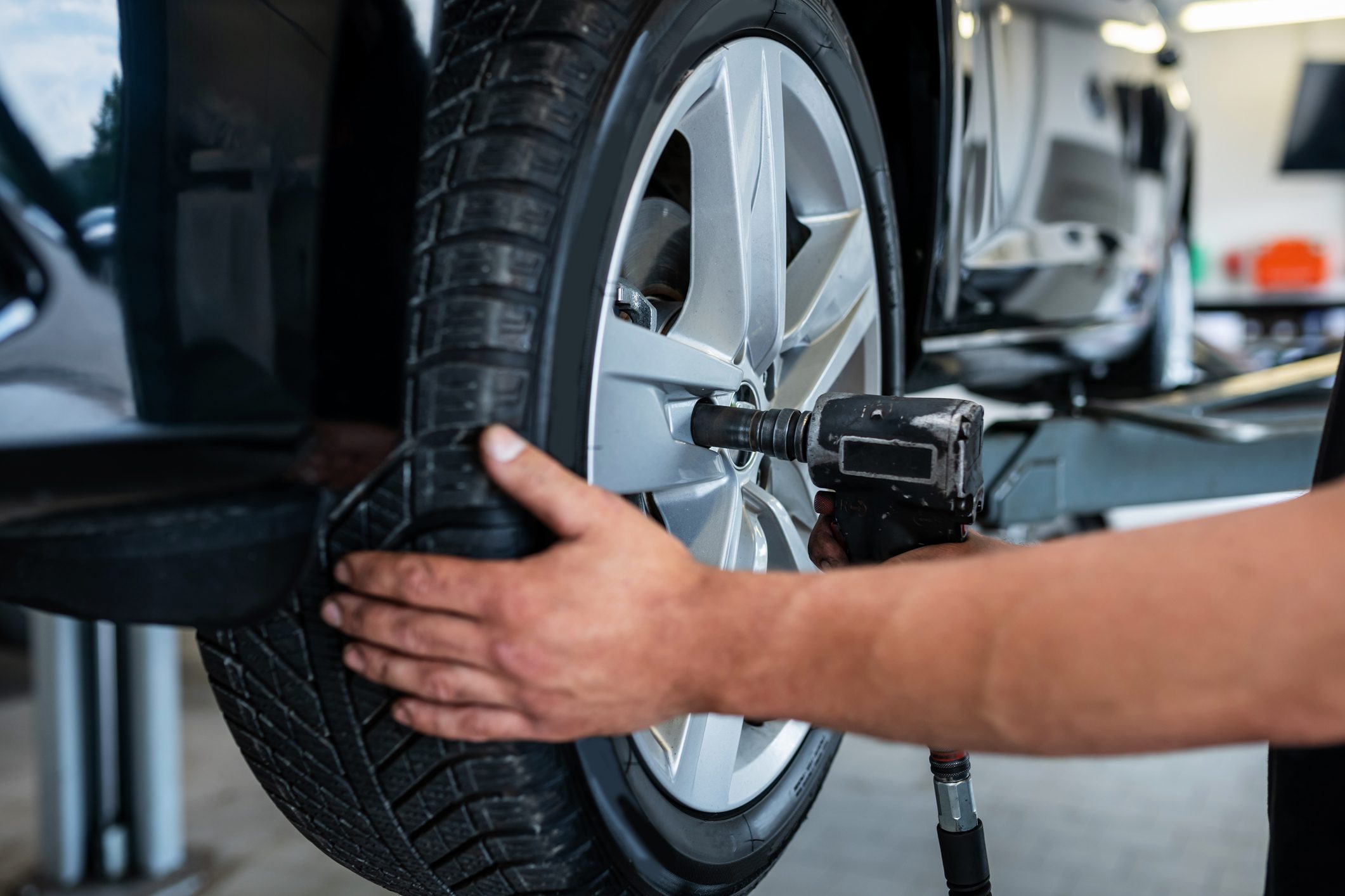 Mechanic changes a tire in a repair shop, Germany