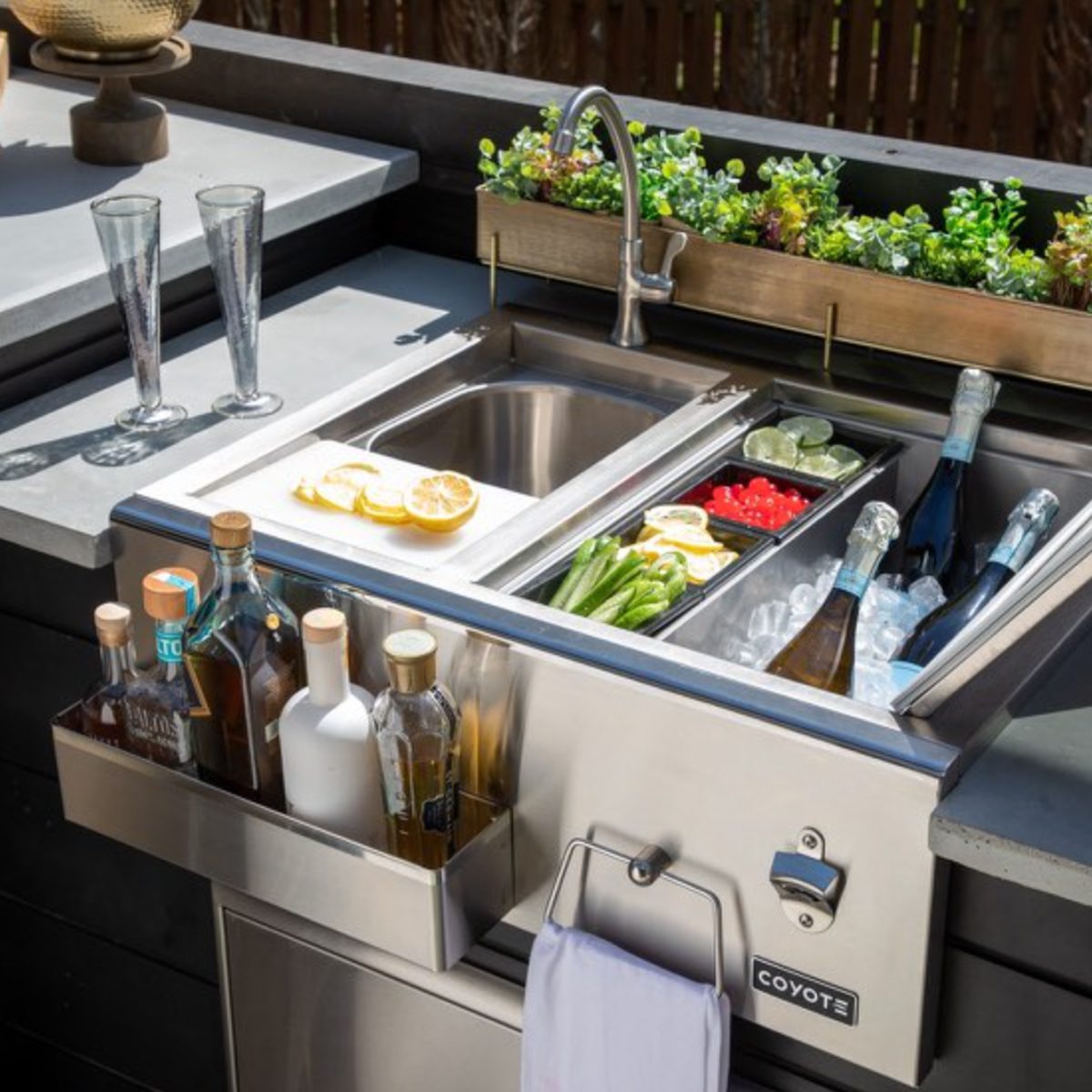 Beverage Bar Outdoor Sink Courtesy @rtaoutdoorliving Via Instagram