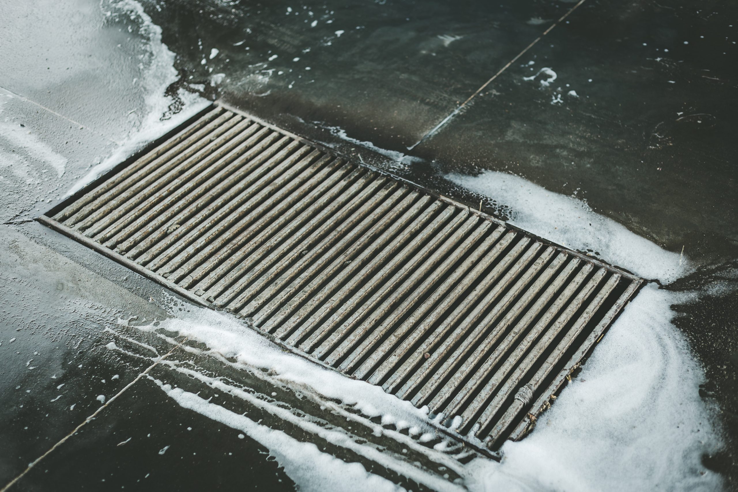 Grill for draining water in a car wash