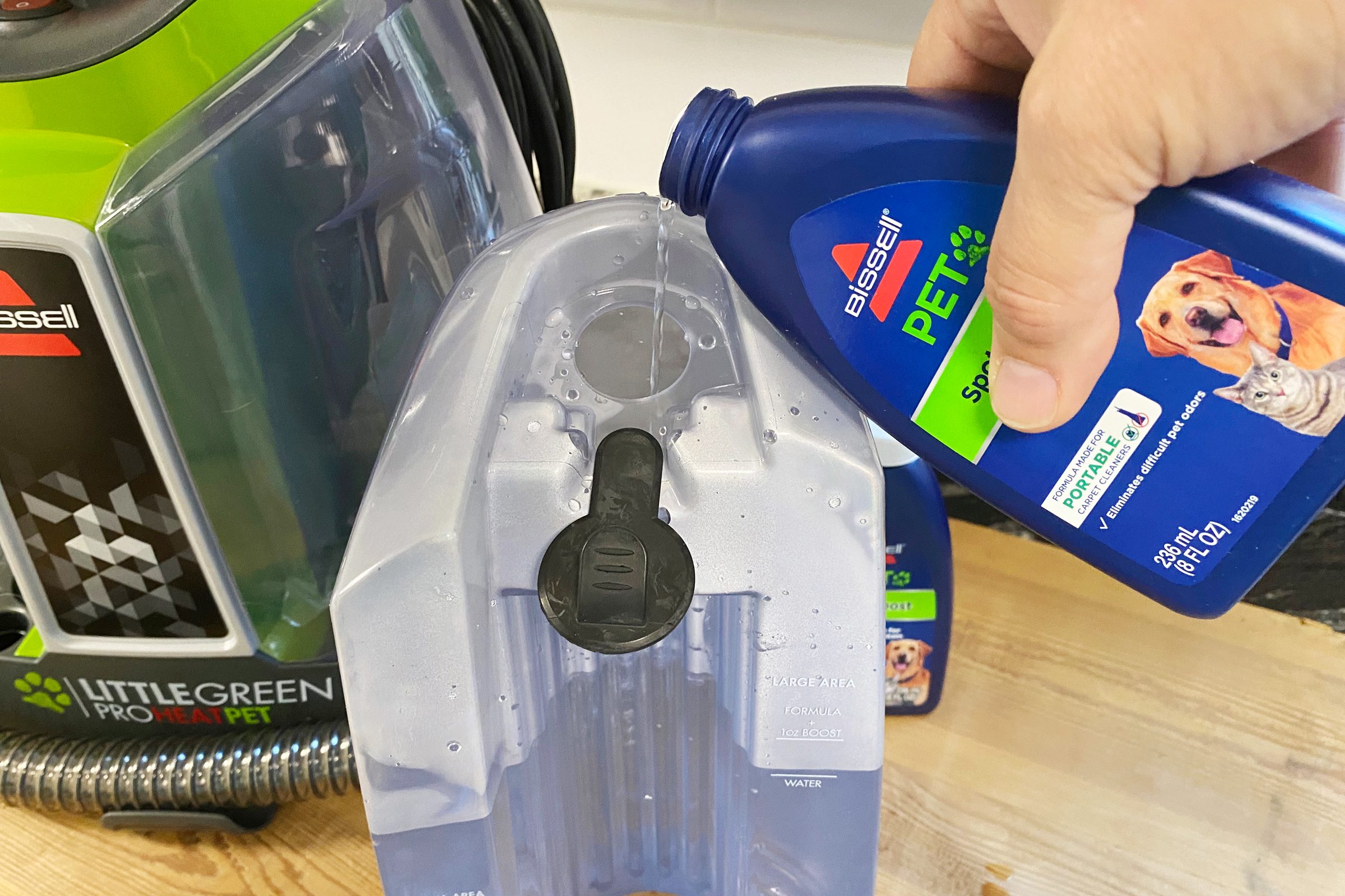 hand Filingl The Machine with cleaner