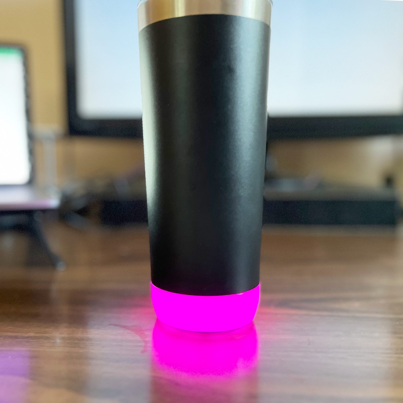 Hidratespark Proglowing pink on desk