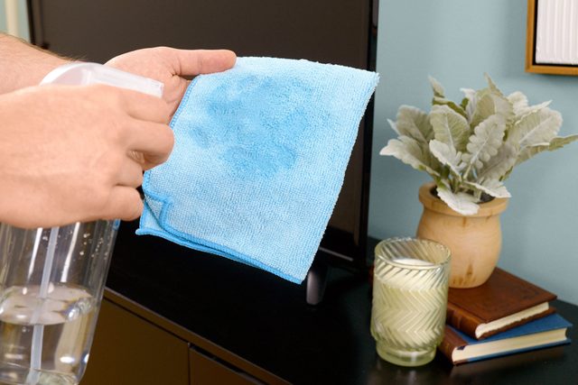 How to clean a tv screen