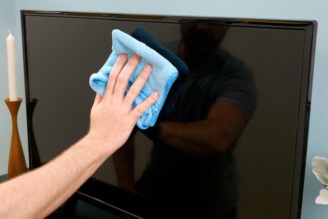 How to clean a tv screen