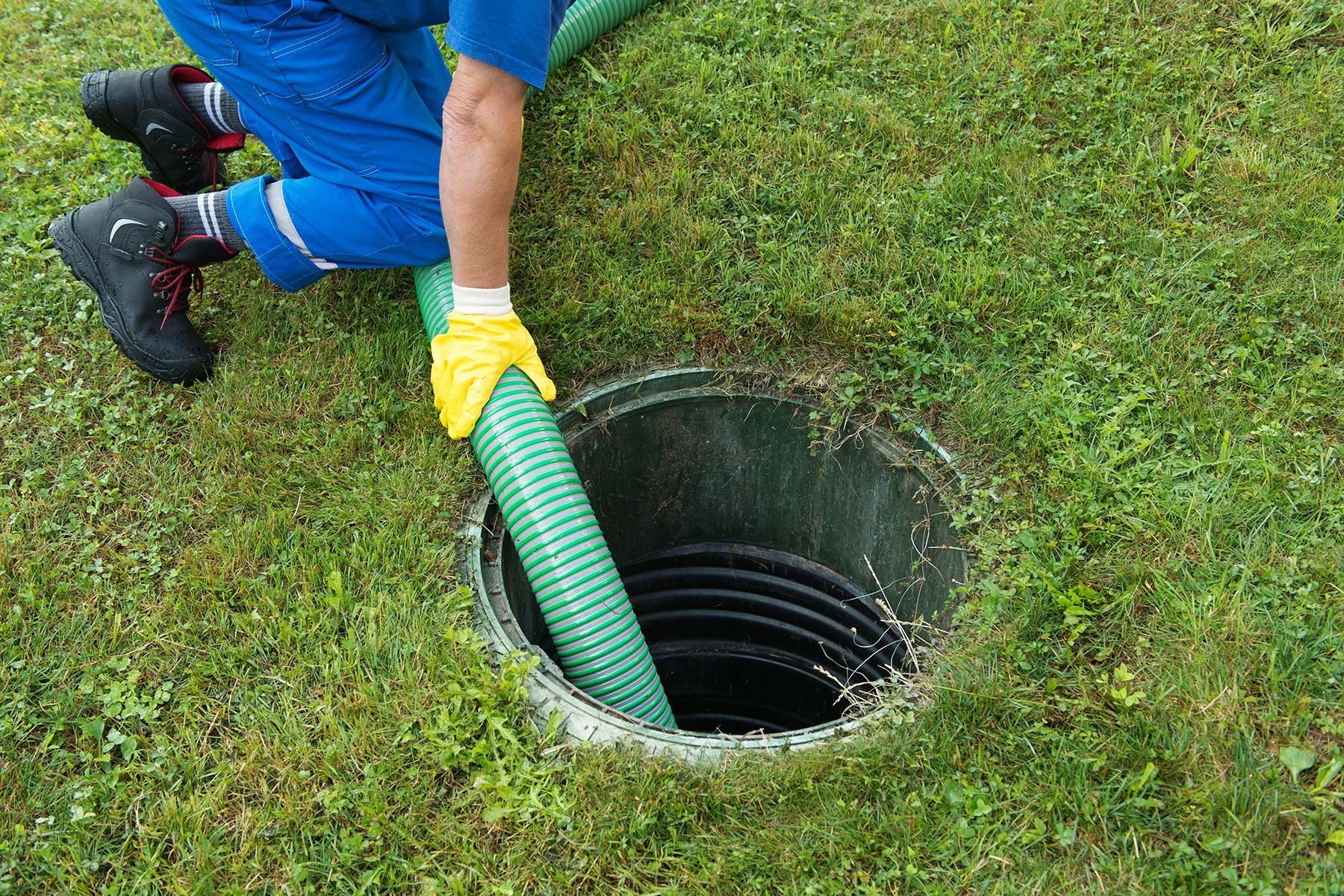 Cleaning septic tank