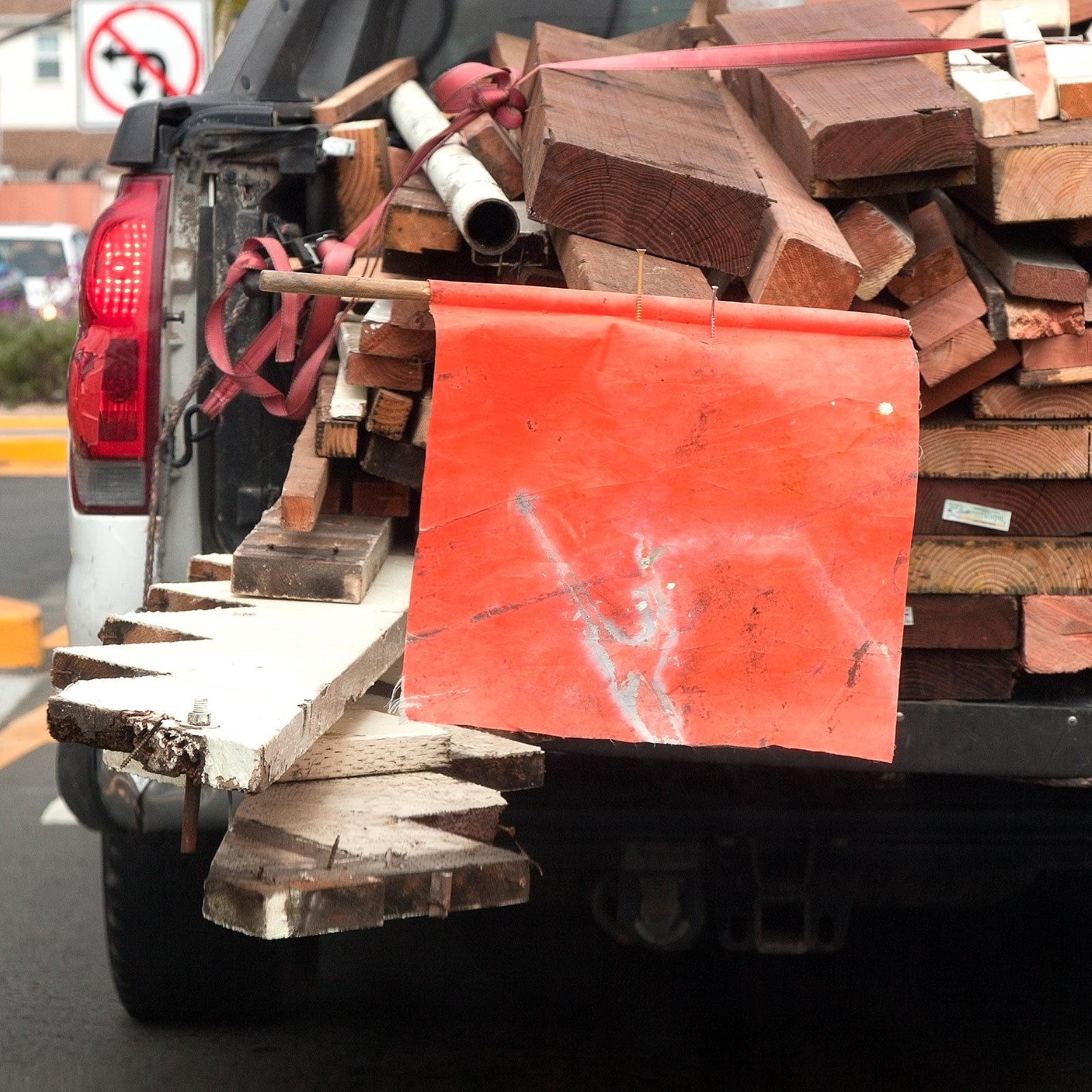 red flag large load pick up truck