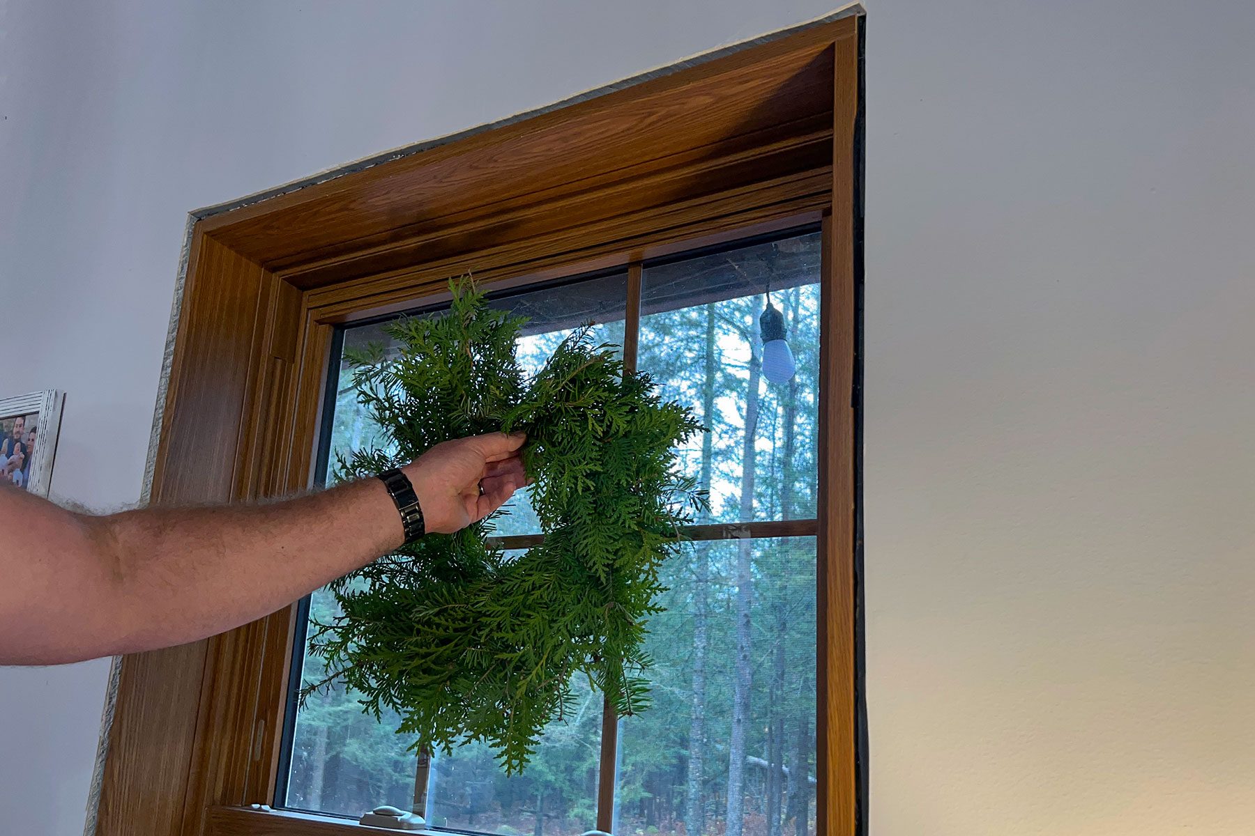 Hanging the wreath on window