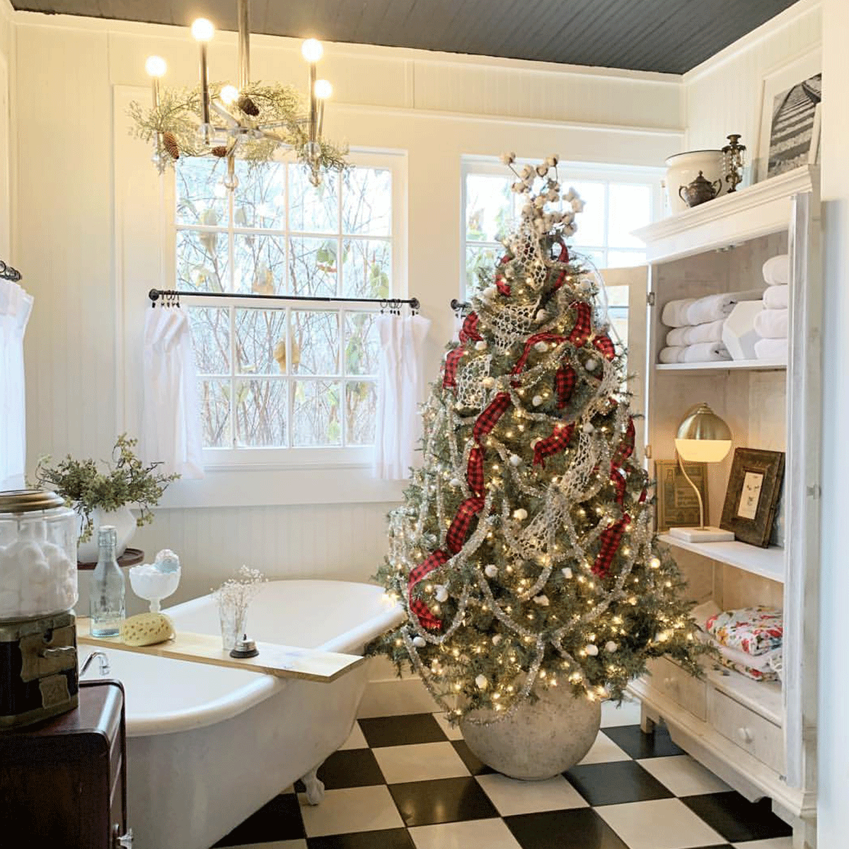 10 Bathrooms Decorated For Christmas To Give You Inspiration Christmas Tree Courtesy @kristenmtracey Instagram