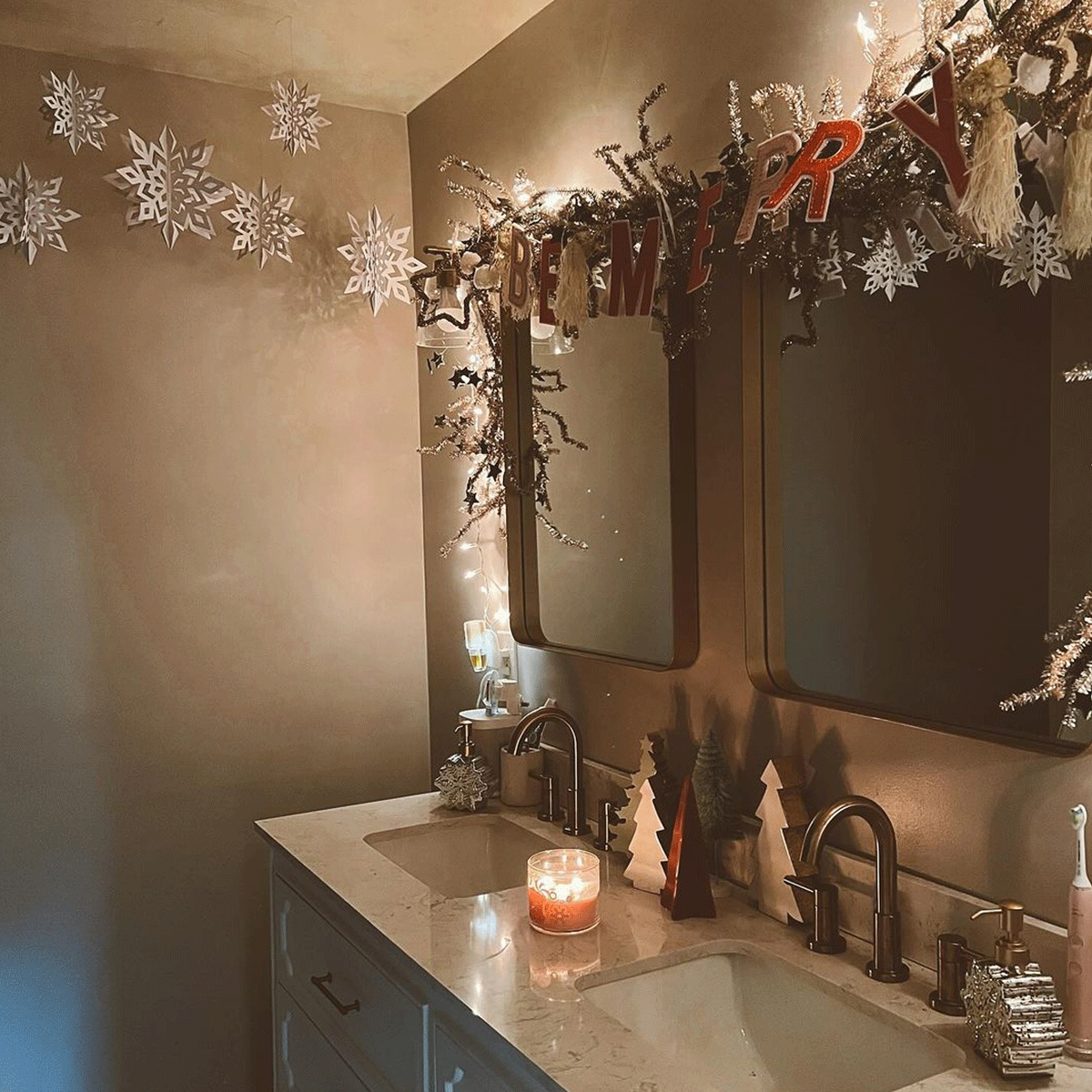 10 Bathrooms Decorated For Christmas To Give You Inspiration Cozy Lights Courtesy @tayloramorgan Instagram