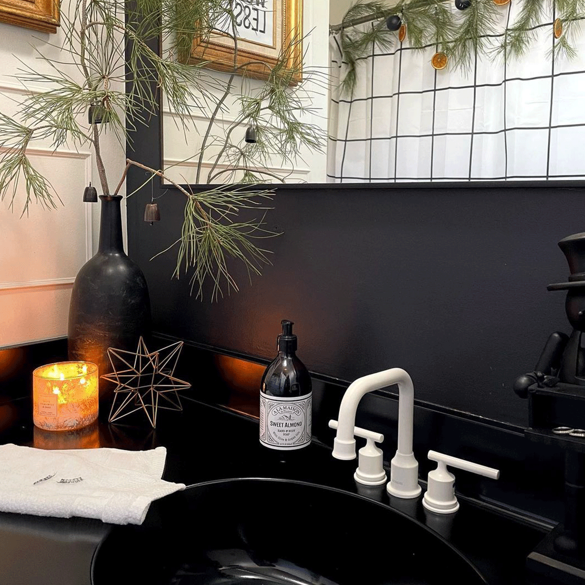 10 Bathrooms Decorated For Christmas To Give You Inspiration Fresh Garlands Courtesy @marimakeovers Instagram