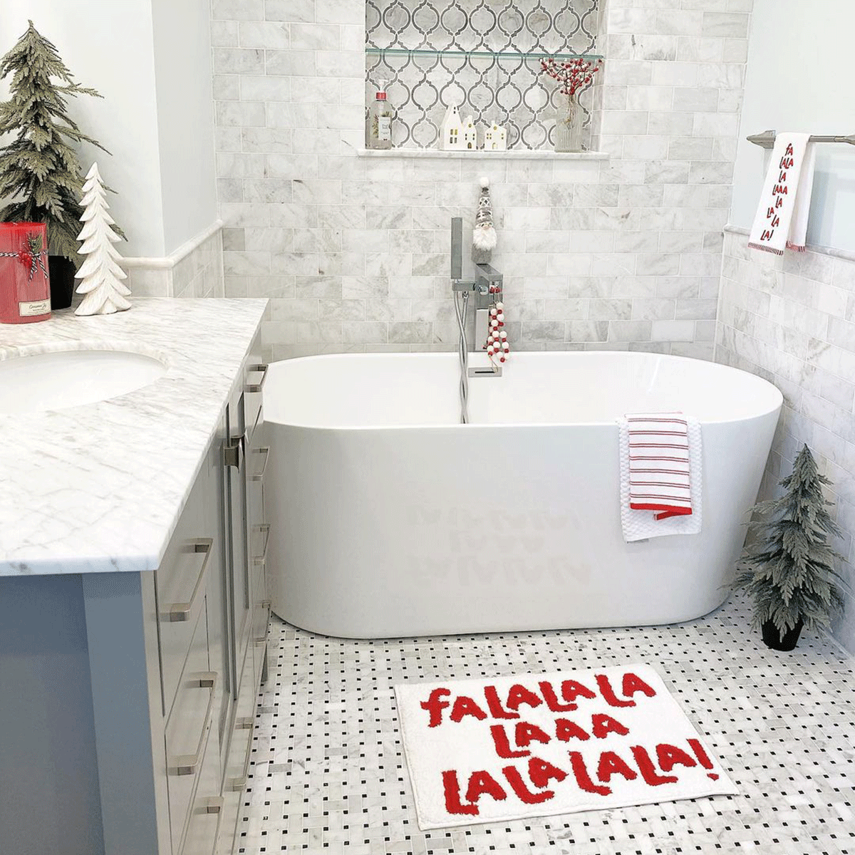 10 Bathrooms Decorated For Christmas To Give You Inspiration Jolly Linens Courtesy @simply Luka Home Instagram
