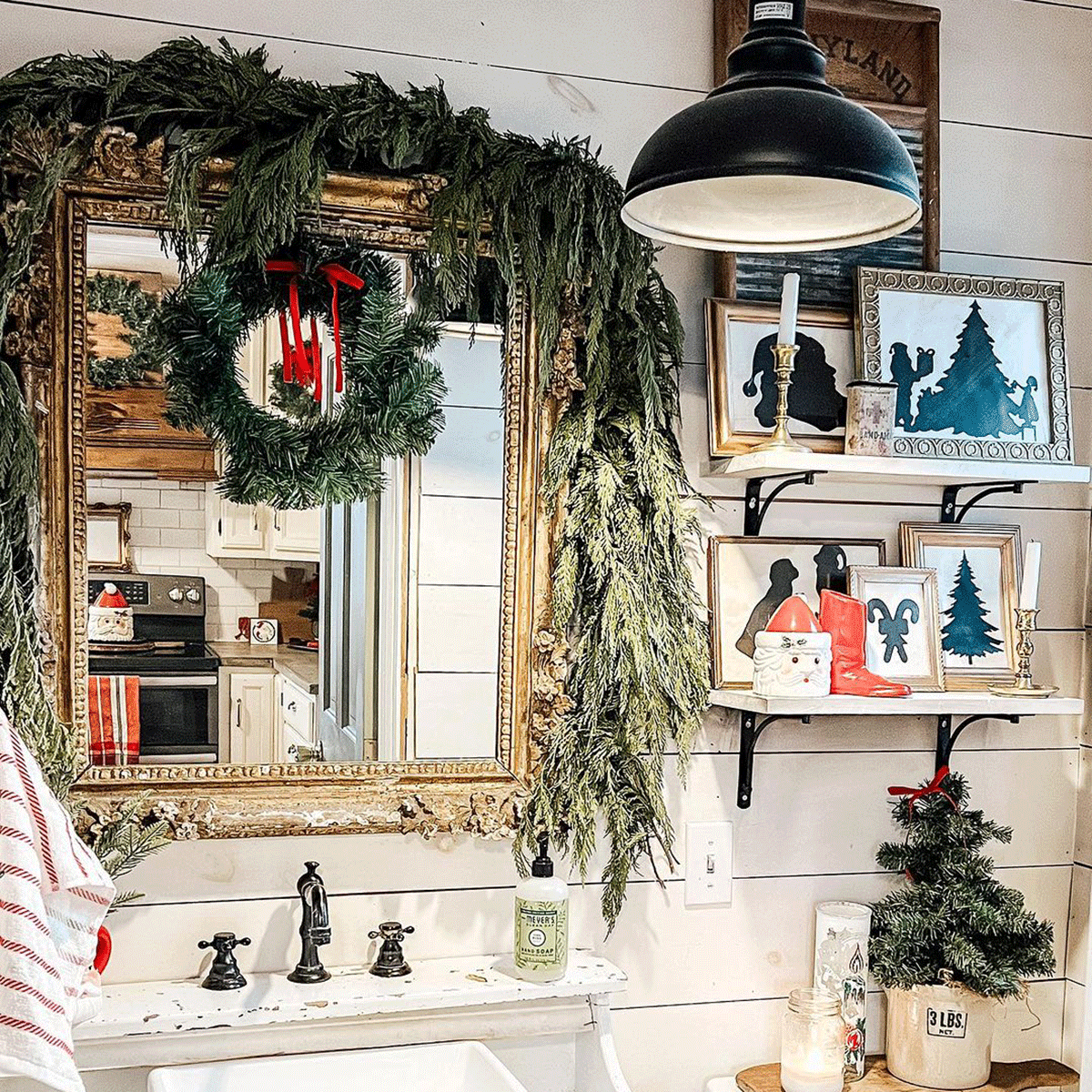 10 Bathrooms Decorated For Christmas To Give You Inspiration Maximalist Christmas Bathroom Courtesy @house.on.holmes Instagram