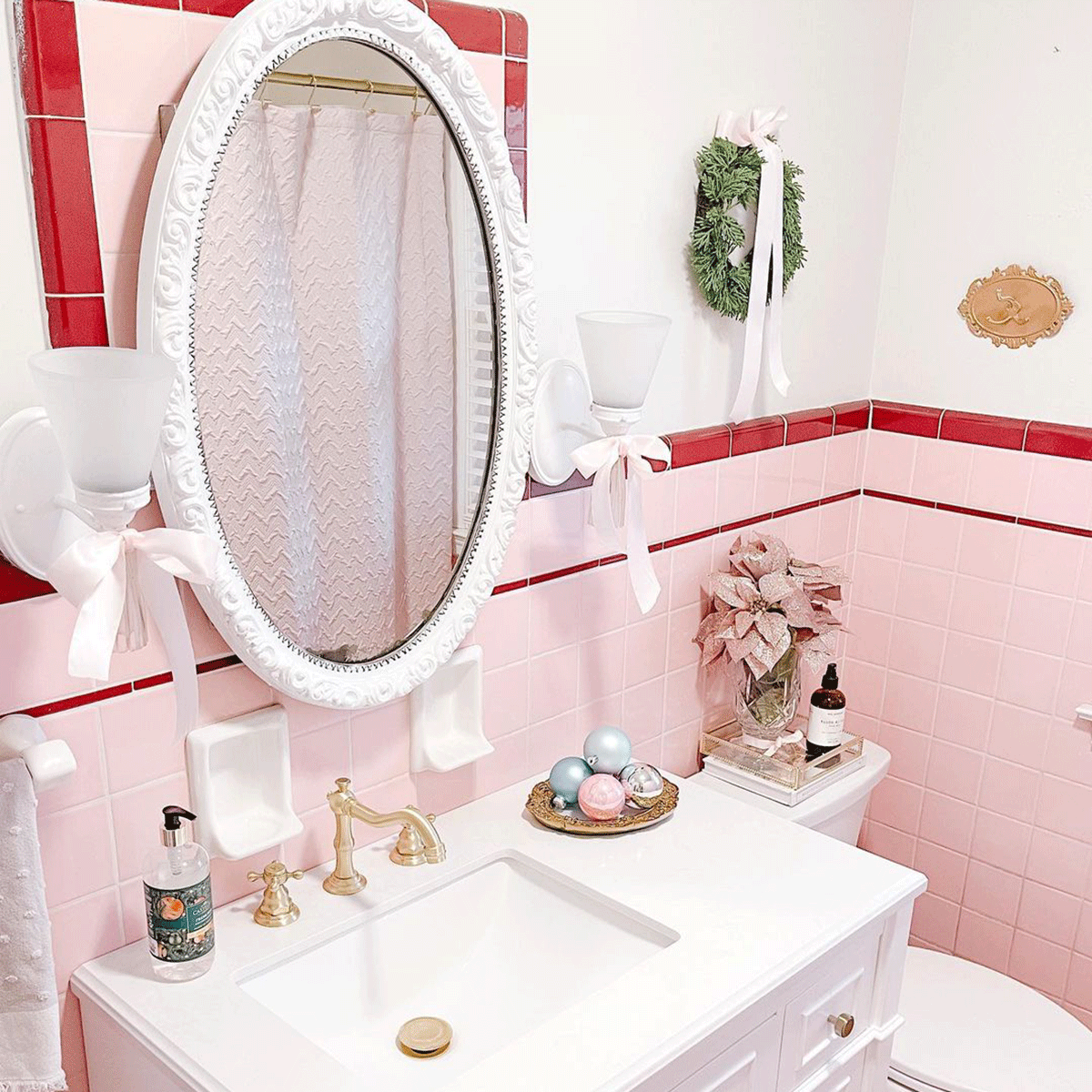 10 Bathrooms Decorated For Christmas To Give You Inspiration Pretty Bows Courtesy @westcottageinteriors Instagram