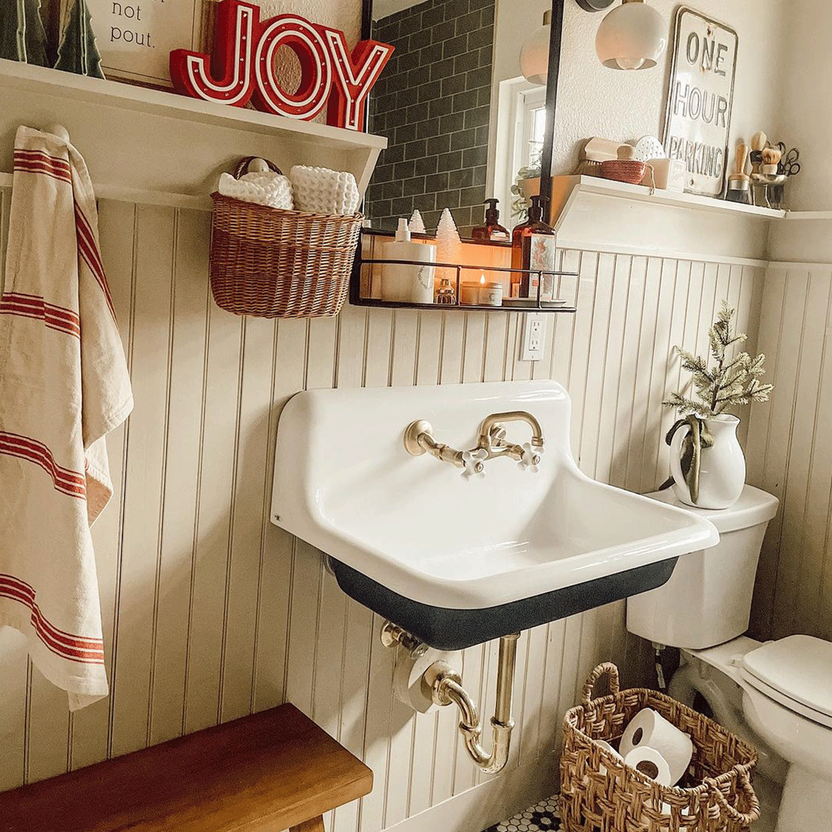 10 Bathrooms Decorated For Christmas To Give You Inspiration Shelf Accessories Courtesy @cozycrazing Instagram