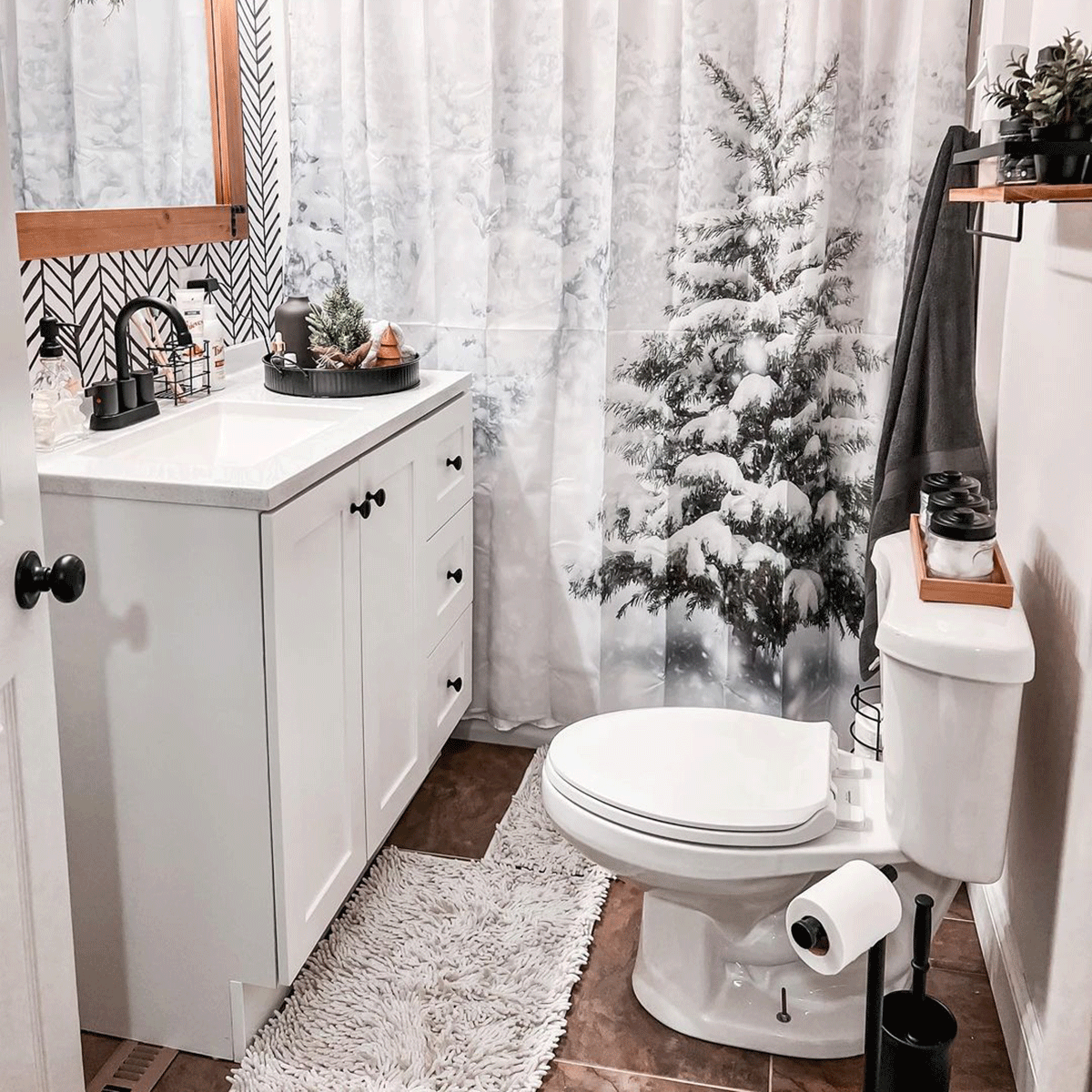 10 Bathrooms Decorated For Christmas To Give You Inspiration Shower Curtain Courtesy @nizsousa Instagram